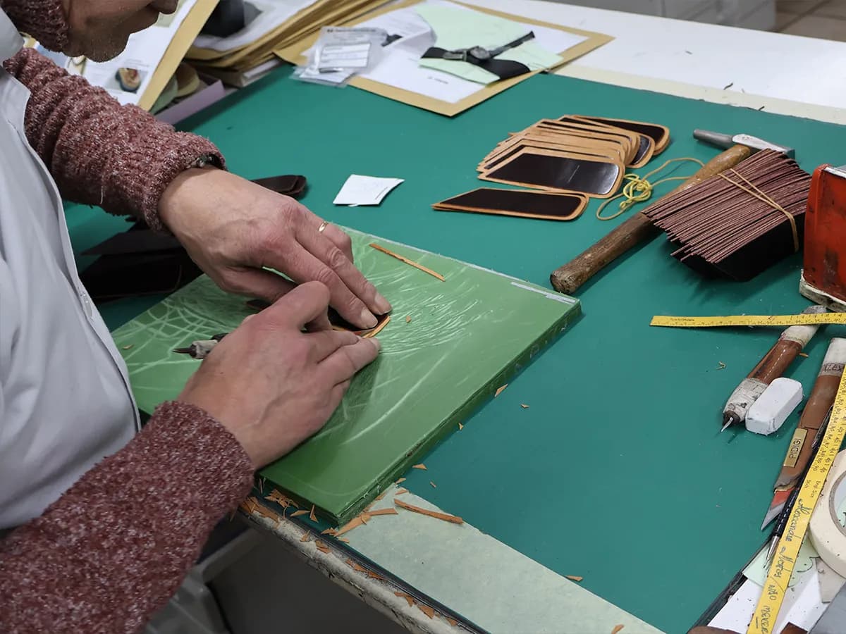 Funcionário a cortar obra à faca com método tradicional