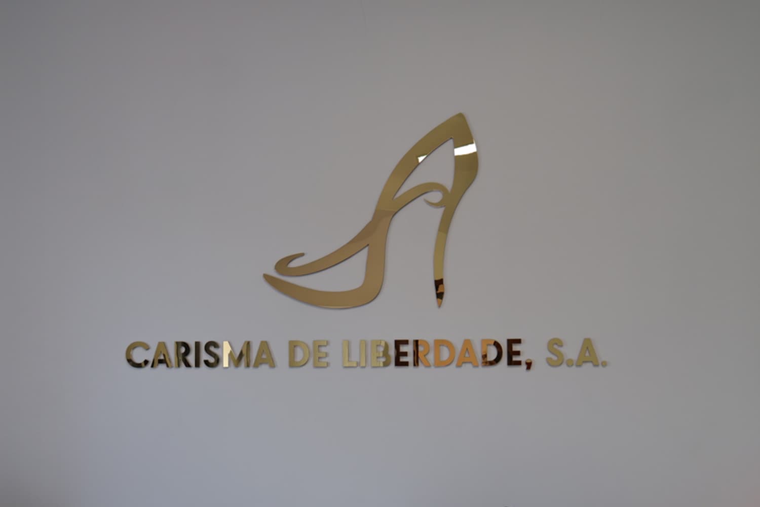 Escritório da Carisma de Liberdade - Ambiente de trabalho moderno e profissional